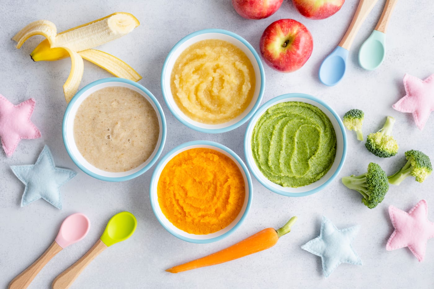 variedad de alimentos preparados para bebé según su edad