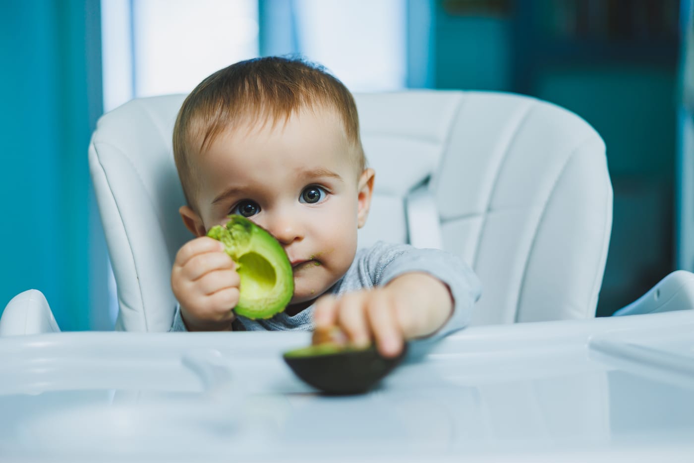 comparación de cortes seguros e inseguros de alimentos para bebé