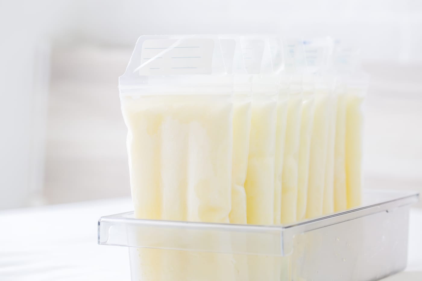 bolsa de leche materna etiquetada con fecha