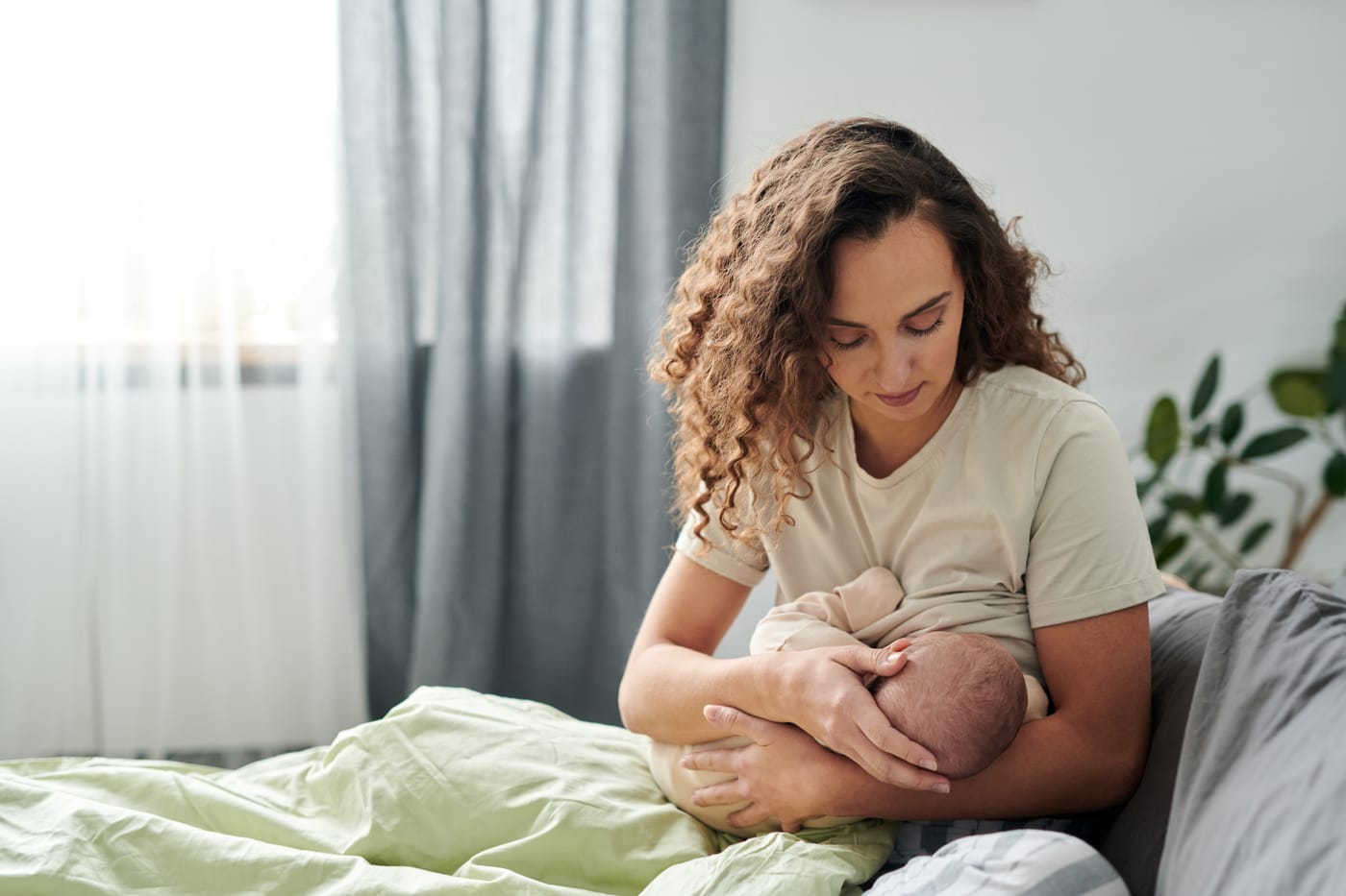 madre revisando el agarre de su bebé durante la lactancia