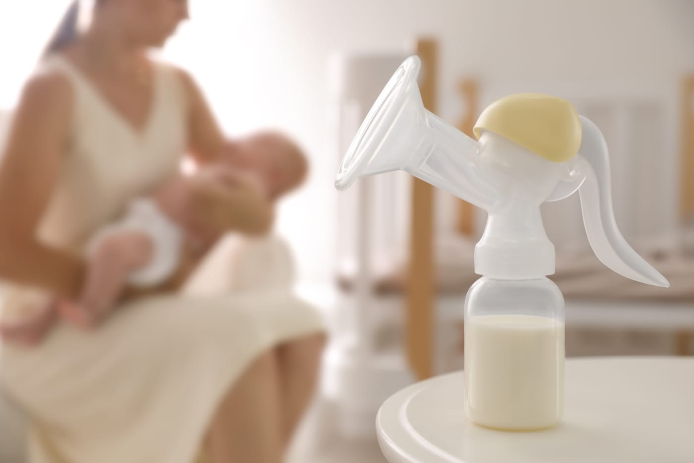 madre preparando mamadera con leche materna extraída